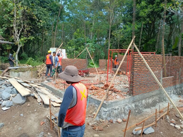 Rehab Mushola Baiturrohim Jadi Sasaran Fisik TMMD ke-128 Kodim 0820 Probolinggo memasuki tahap pemasangan baru bata merah.