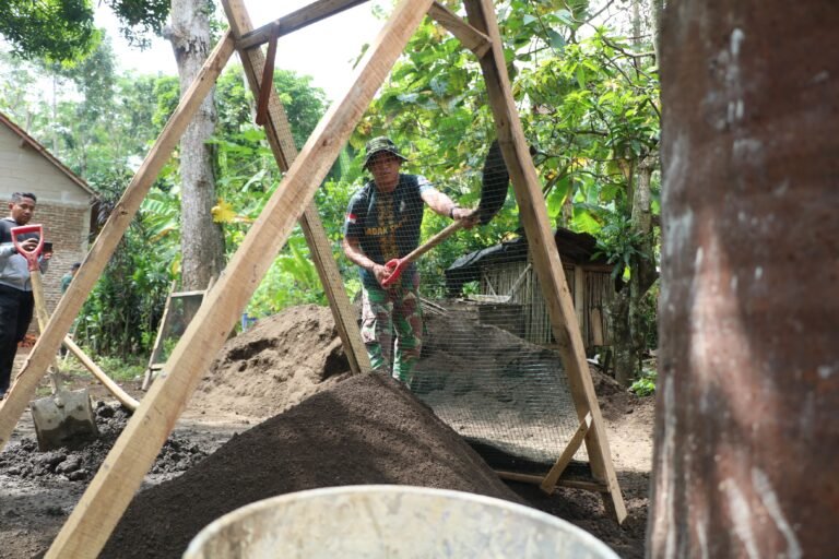 Satgas TMMD ke-128 Kodim 0820 Probolinggo Bangun 15 Tangki Septik Individual di Desa Brabe. 