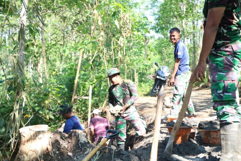 Satgas TMMD ke-128 Kodim 0820 Probolinggo Bangun Tanggul Penahan Tanah di Dusun Klagin. 