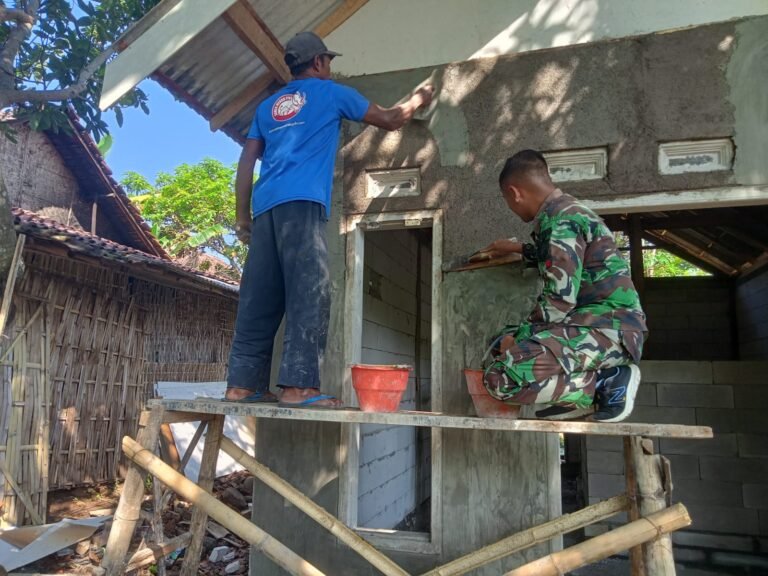 Kolaborasi Nyata, Satgas TMMD ke-128 Kodim 0820 Probolinggo Bangun RTLH Bersama Rakyat. 