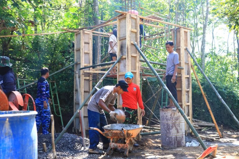 Dandim 0820 Probolinggo Kebut Pembangunan TPT, Warga Desa Brabe Diharapkan Bebas dari Ancaman Longsor. 