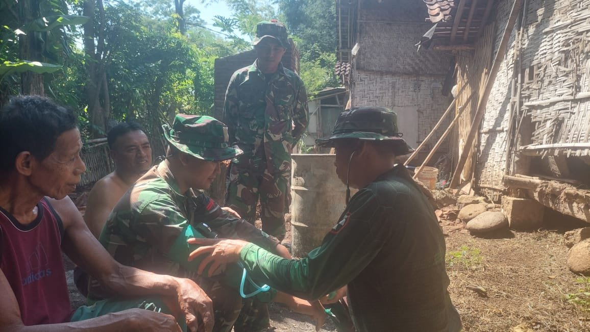 Personel TNI Polkes 05-09-17 Probolinggo Dampingi Layanan Kesehatan di Lokasi TMMD ke-128. 