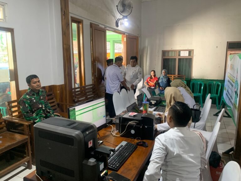 Warga Brabe Urus KTP hingga Akta Lahir di Balai Desa, TMMD Ke-128 Hadirkan Layanan Dispenduk Capil
