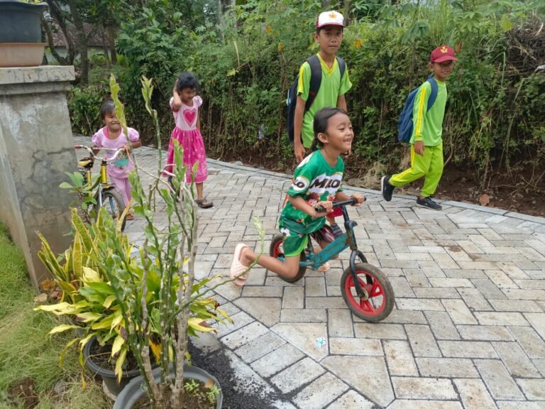 Anak Desa Klagin Gembira Nikmati Jalan Paving Hasil TMMD ke-128. 