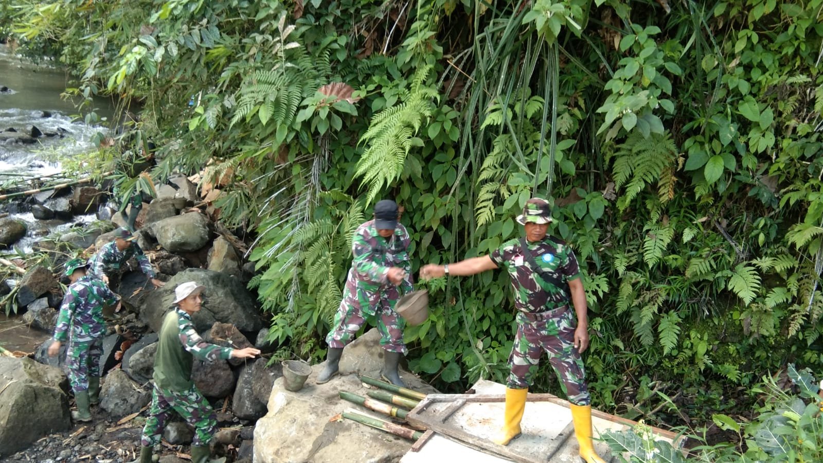 Peran Aktif Koramil 0825/14 Kabat Dalam Pembangunan Jembatan Songgon Kian Dipercepat