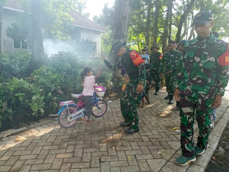 Dandim 0820 Probolinggo Disambut Antusias Anak-anak di Lokasi Paving TMMD Dusun Klagin Probolinggo