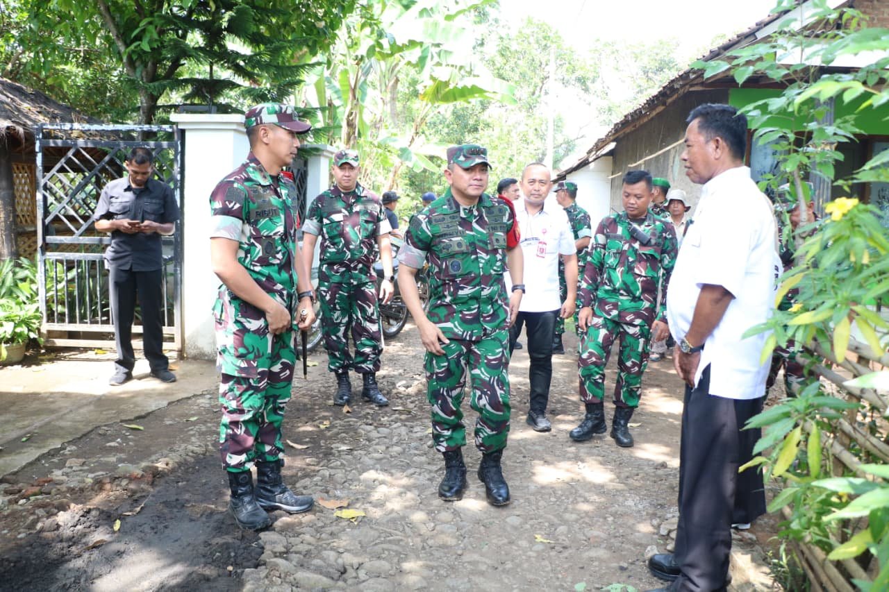 Danrem 083/Bdj Tinjau Langsung Progres Pembangunan TMMD di Desa Brabe