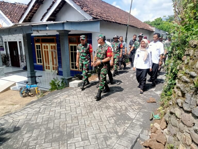 Danrem 083/Bdj Tinjau Langsung Pembangunan Paving TMMD Ke-128 di Desa Brabe. 