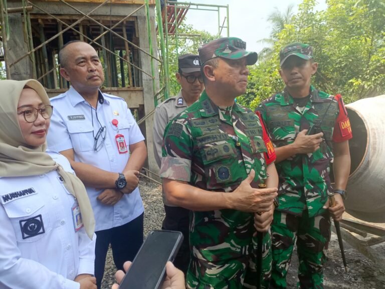 Danrem 083/Baladika Jaya Tinjau Pembangunan Pipanisasi SPAM TMMD ke-128 di Desa Brabe. 