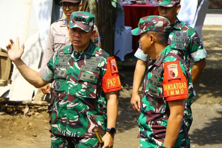 Danrem 083/Baladika Jaya Terima Paparan Singkat Progres TMMD Ke-128 di Desa Brabe. 
