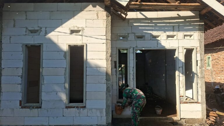 Rehab RTLH Milik Ibu Rafi’ah di Dusun Klagin Desa Brabe Capai 80 Persen