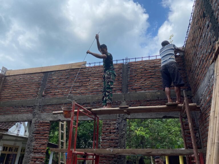 Rehab Musolla Baiturrahim di Dusun Leduk Capai 60 Persen, Satgas TMMD Ke-128 Fokus Pemasangan Kolom