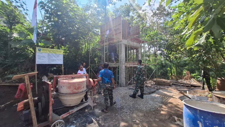 Pembangunan Tandon Air SPAM Program TMMD Ke-128 Kodim 0820/Probolinggo, Proses Pengecoran Dinding Tandon Air Dimulai.