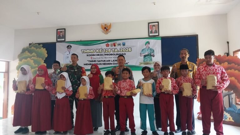 Pembagian ATS TMMD Ke-128, Dukung Semangat Belajar Siswa di Maron Wetan. 