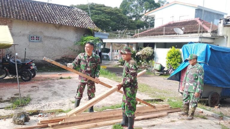 Semangat Anggota Koramil 0825/14 Kabat, Korve Pembangunan Jembatan Garuda di Songgon Terus Dikebut