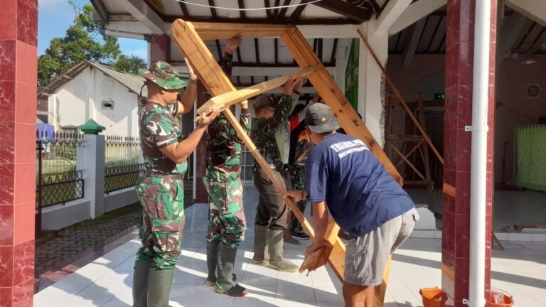Hari kedua Karya Bakti TNI Kodim 0825/Banyuwangi, gelora semangat prajurit dan warga berpadu membangun rumah Allah di jantung Dusun Krajan.