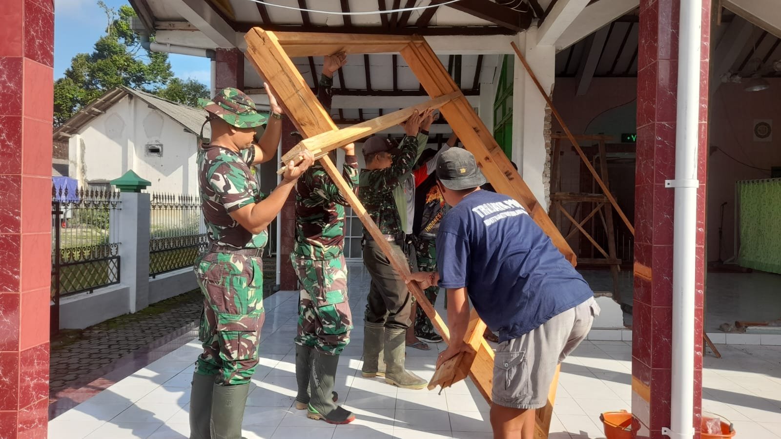 Hari kedua Karya Bakti TNI Kodim 0825/Banyuwangi, gelora semangat prajurit dan warga berpadu membangun rumah Allah di jantung Dusun Krajan.