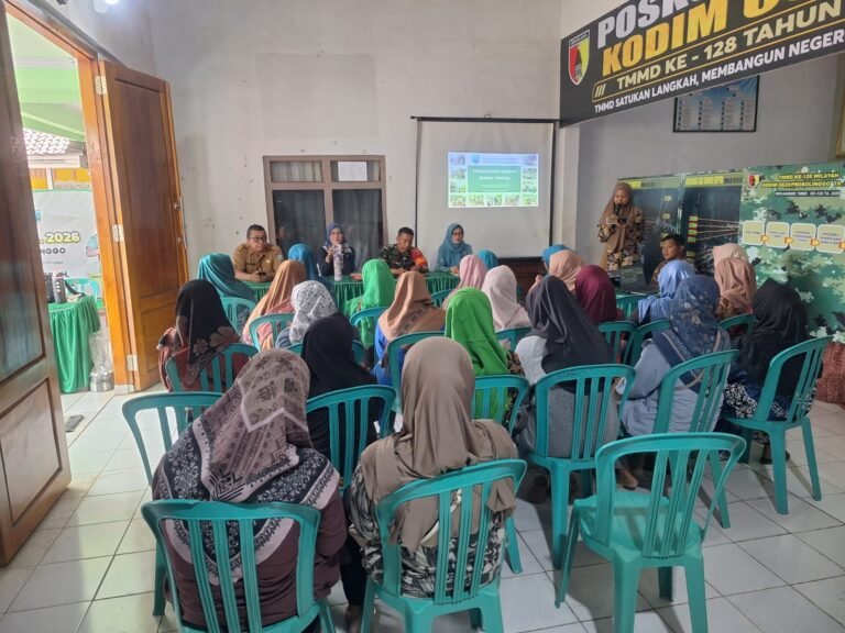 Sosialisasi Penanganan Sampah Rumah Tangga dan Pelatihan Pembuatan Eco Enzyme Dukung Program TMMD Ke-128 Kodim 0820/Probolinggo.
