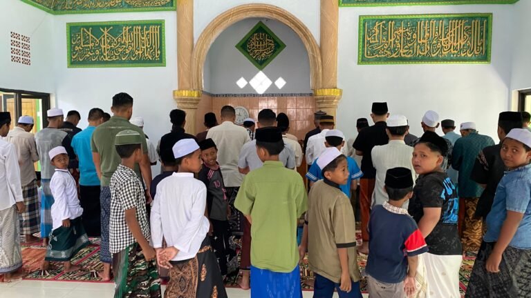 Tingkatkan Imam Dan Takwa, Satgas Sholat Jumat Berjamaah Bersama Warga 