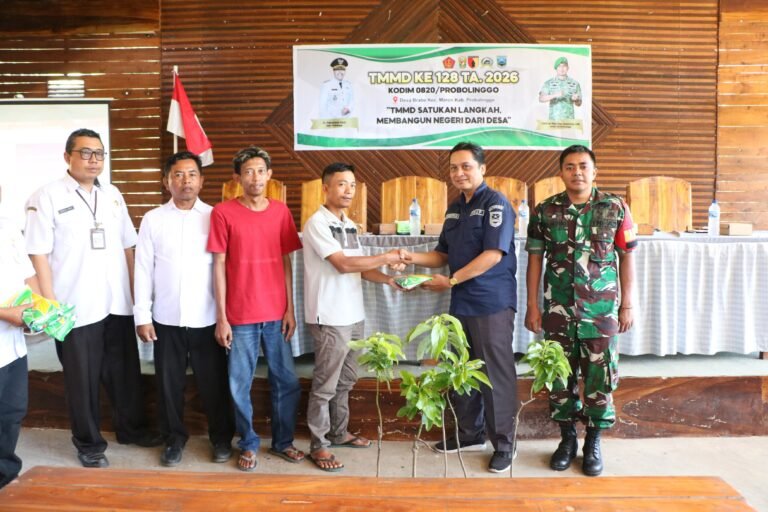 Dukung Ketahanan Pangan, TMMD Ke-128 Kodim 0820/Probolinggo Salurkan 900 Bibit Alpukat dan 150 Kg Bibit Jagung. 