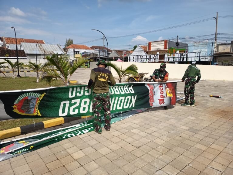 Perindah Lokasi TMMD Ke-128 di Desa Brabe, Satgas Pasang Umbul-Umbul untuk Menyambut Tim Wasev Sterad TNI AD
