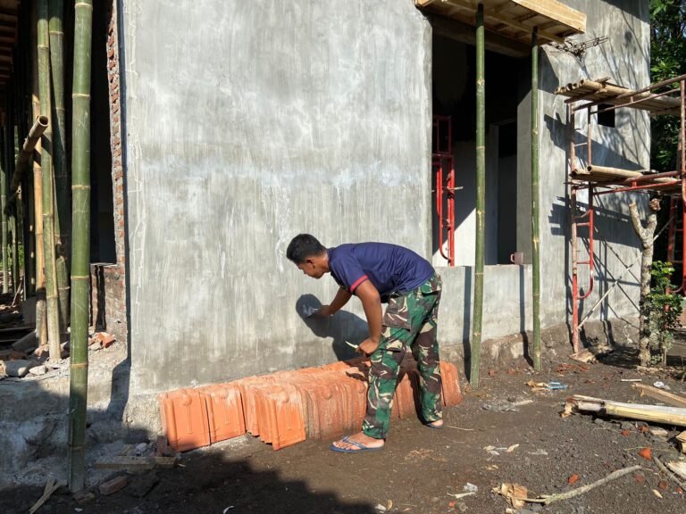 Progres Signifikan, Satgas Dan Warga Gotong Royong Plester Dinding Musholla 