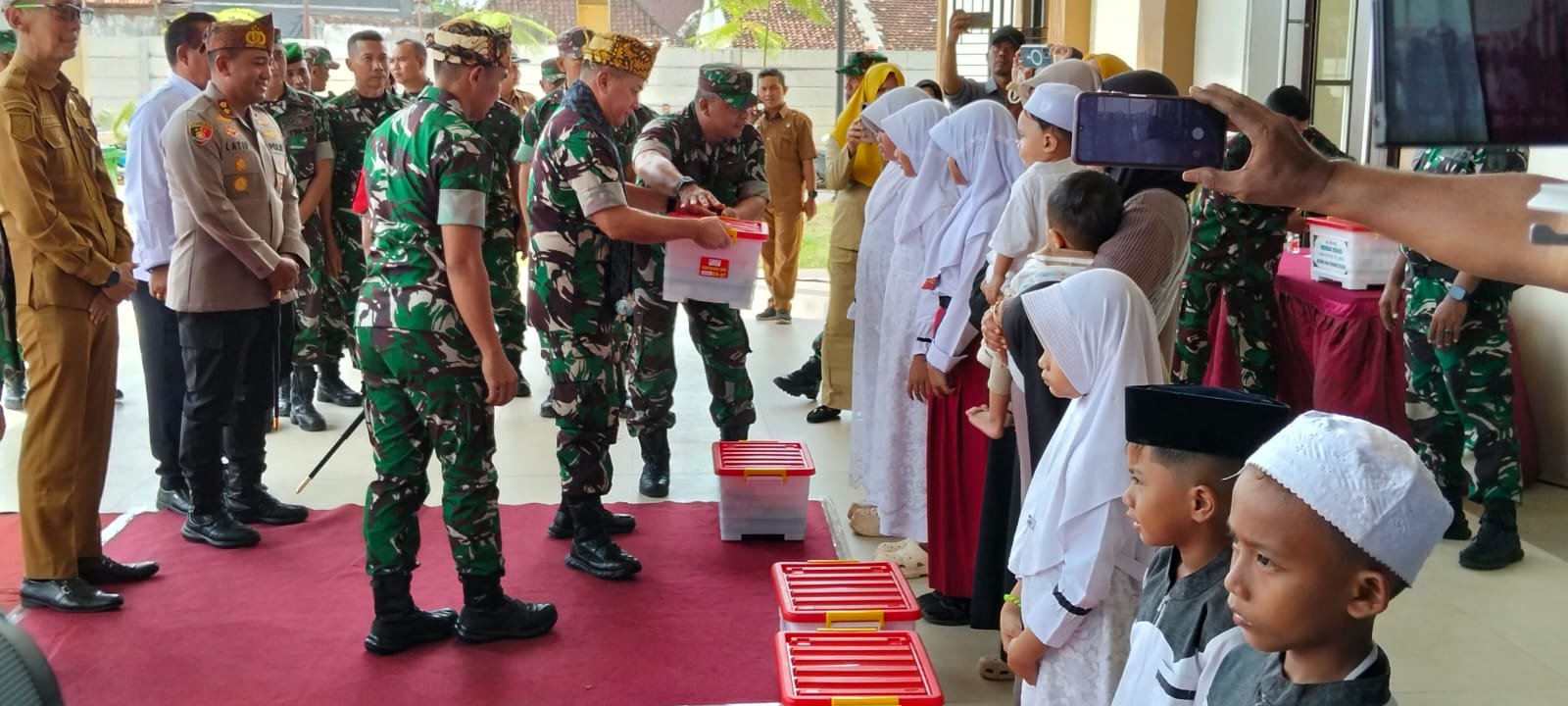 Penyerahan Sembako kepada Anak Yatim Warnai Kunjungan Tim Wasev Sterad TNI di Probolinggo. 