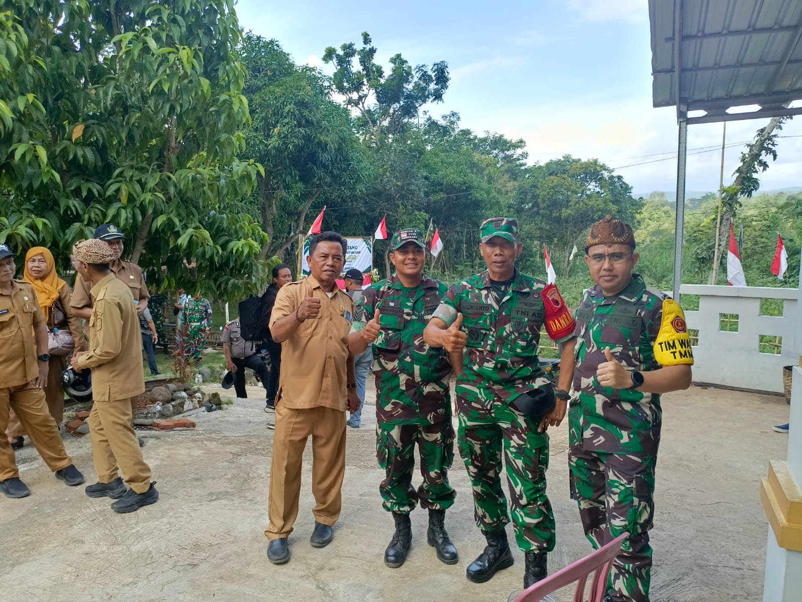 Mantan Dandim 0820/Probolinggo Terima Sambutan Hangat Saat Kunjungi Lokasi TMMD Ke-128 di Desa Brabe. 