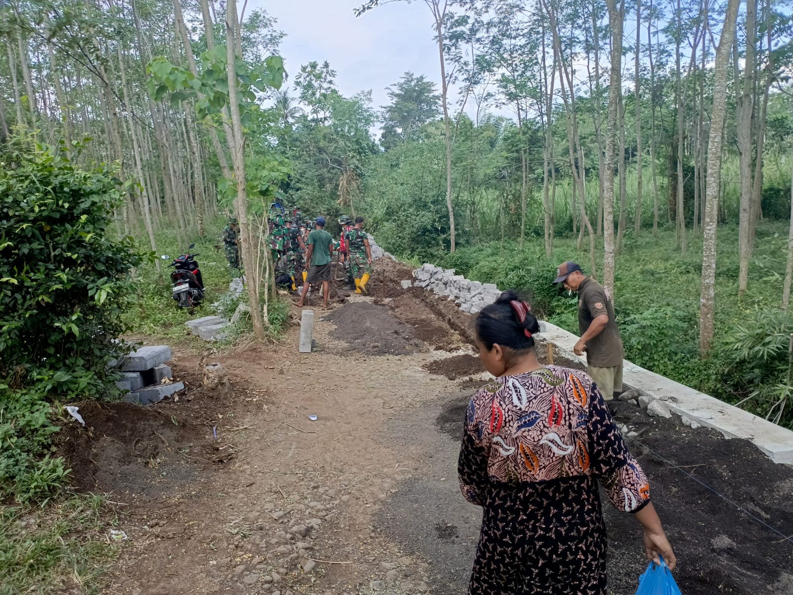 Warga Apresiasi Kinerja Satgas TMMD dalam Pemasangan Paving di Desa Brabe. 