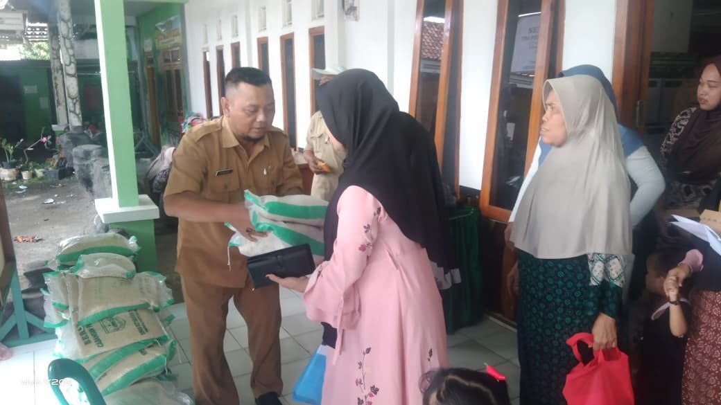 Kegiatan Non Fisik TMMD Ke-128, Dinas Ketahanan Pangan Berikan Bantuan Sembako kepada Warga Desa Brabe. 