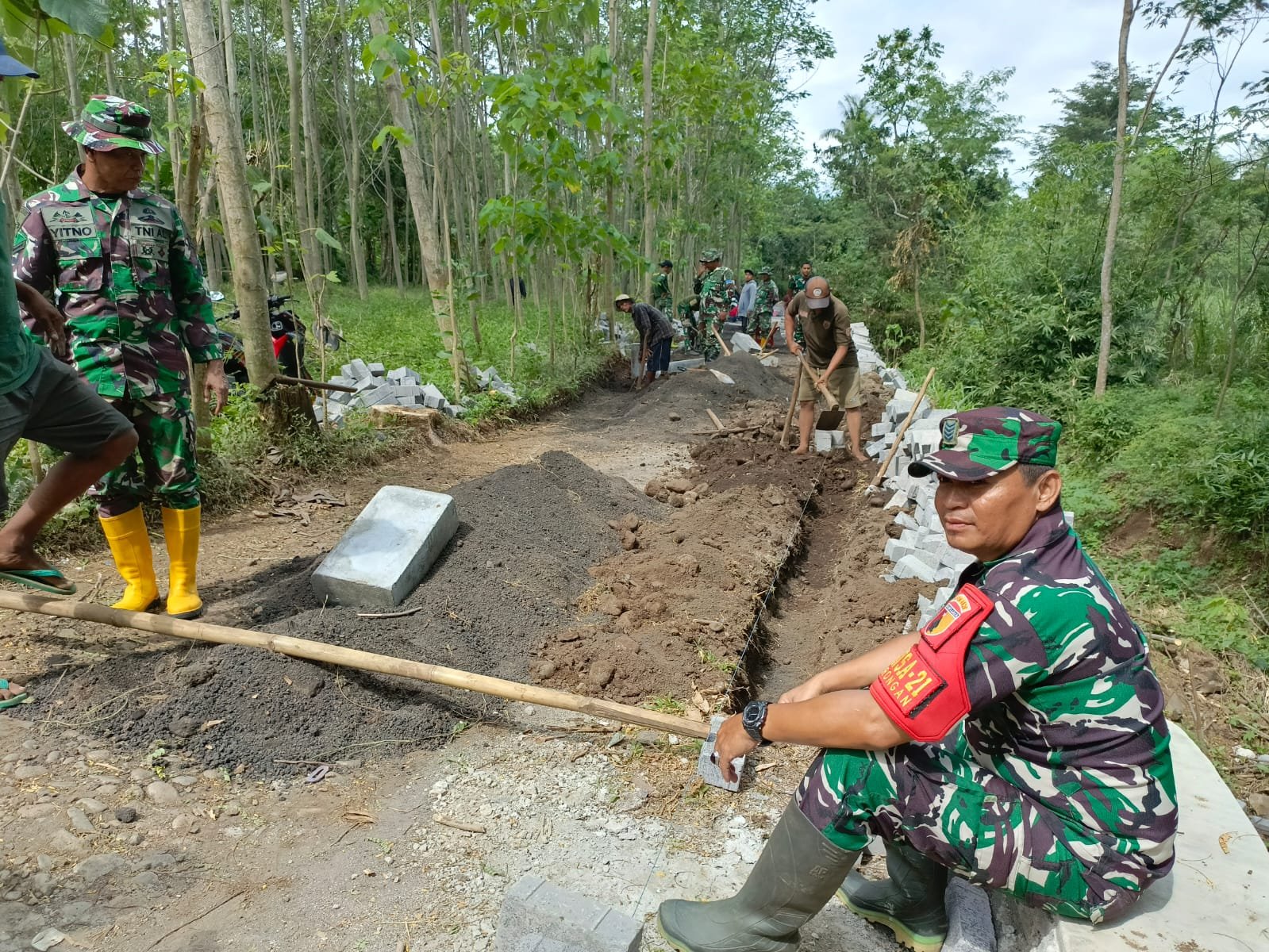Babinsa Desa Brabe Serma Yance Apresiasi Pembangunan TPT dan Pavingisasi di Dusun Klagin. 