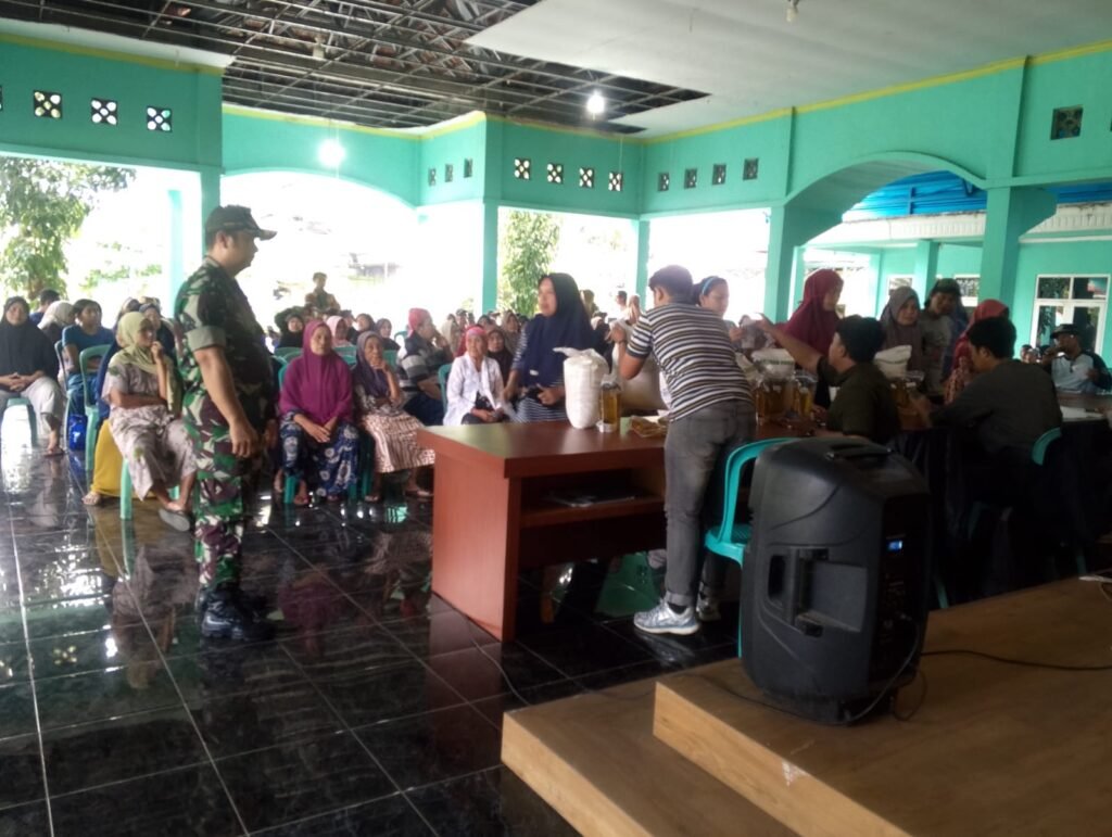 Babinsa Desa Kabat Dampingi Penyaluran Bantuan Pangan, Ratusan Warga Terima Beras dan Minyak Goreng