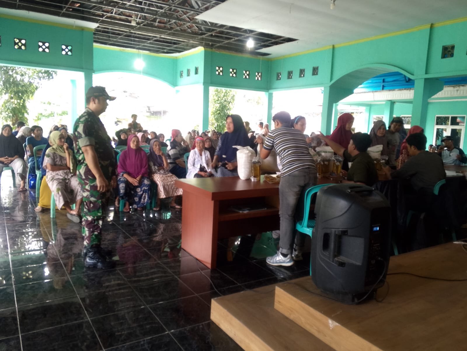 Babinsa Desa Kabat Dampingi Penyaluran Bantuan Pangan, Ratusan Warga Terima Beras dan Minyak Goreng