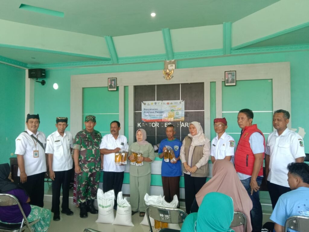 Babinsa Bareng Dampingi Kasdim Kodim 0825/Banyuwangi Kawal Penyaluran Bantuan Pangan untuk Warga