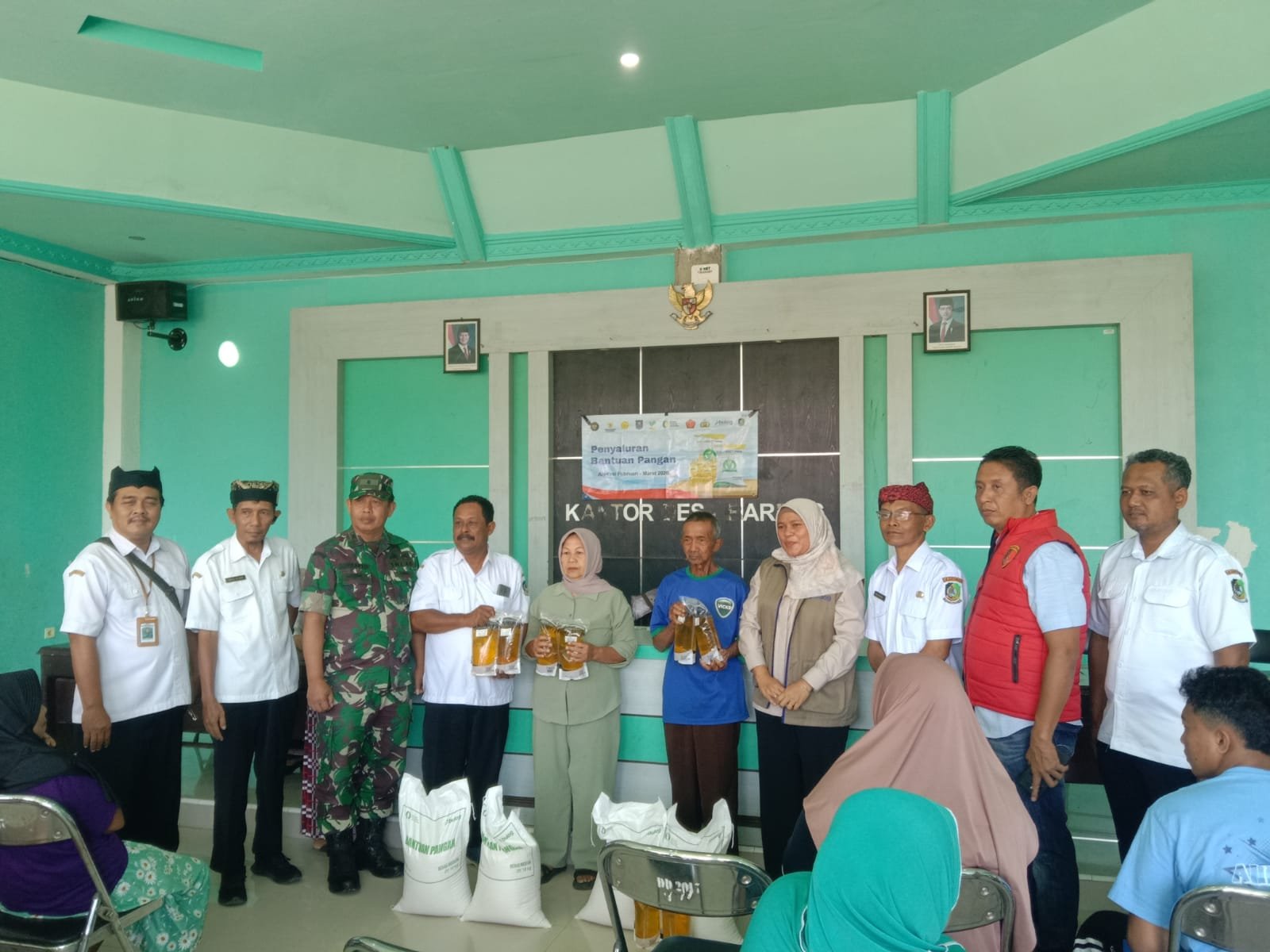 Babinsa Bareng Dampingi Kasdim Kodim 0825/Banyuwangi Kawal Penyaluran Bantuan Pangan untuk Warga