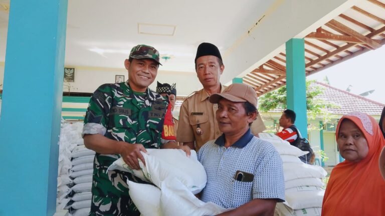Babinsa Pakistaji Kawal Penyaluran Bantuan Pangan untuk 1.002 Warga Penerima Manfaat