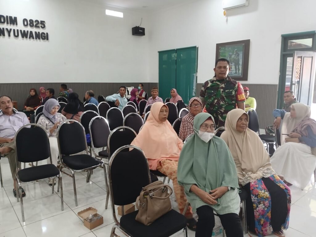 Babinsa Kalirejo Dampingi Warga Ikuti Screening Katarak di Makodim 0825 Banyuwangi
